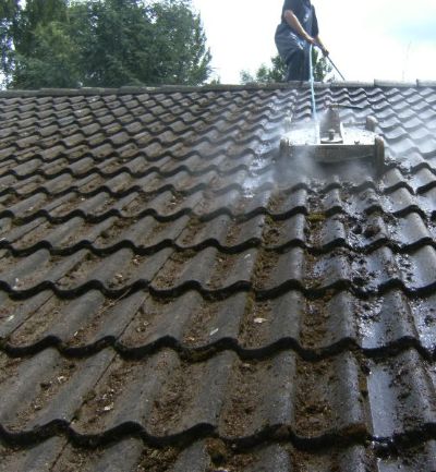 Couvreur demoussant toiture en Gironde.