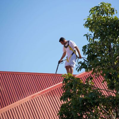 Nettoyage et démoussage de toiture à Blanquefort - Bati Hy en Gironde Nettoyage et démoussage de toiture à Blanquefort - Bati Hy en Gironde